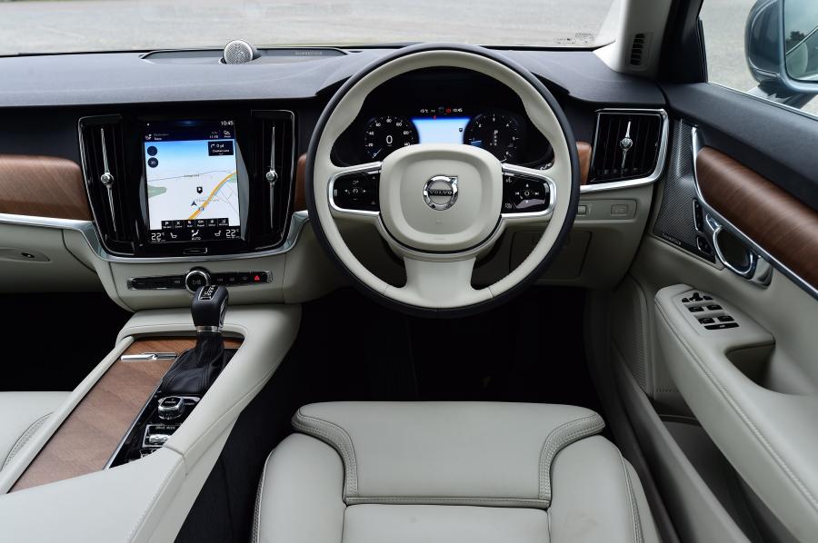 Торпедо Volvo V90 D5 Inscription 2016 года  (UK) (фото 6 из 16)